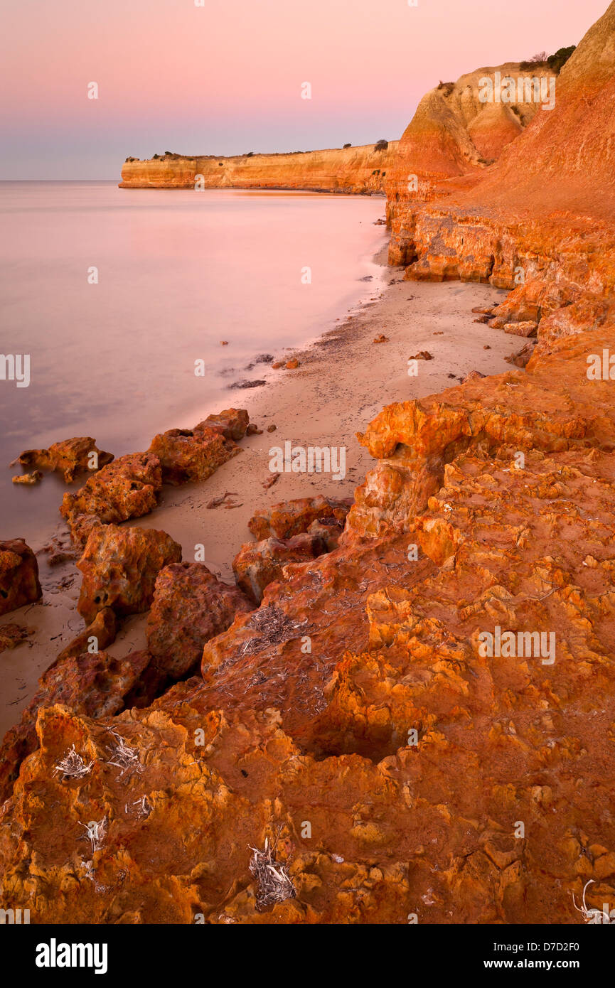 Les falaises à Red Banks au crépuscule sur la côte de l'île kangourou en Australie Méridionale Banque D'Images
