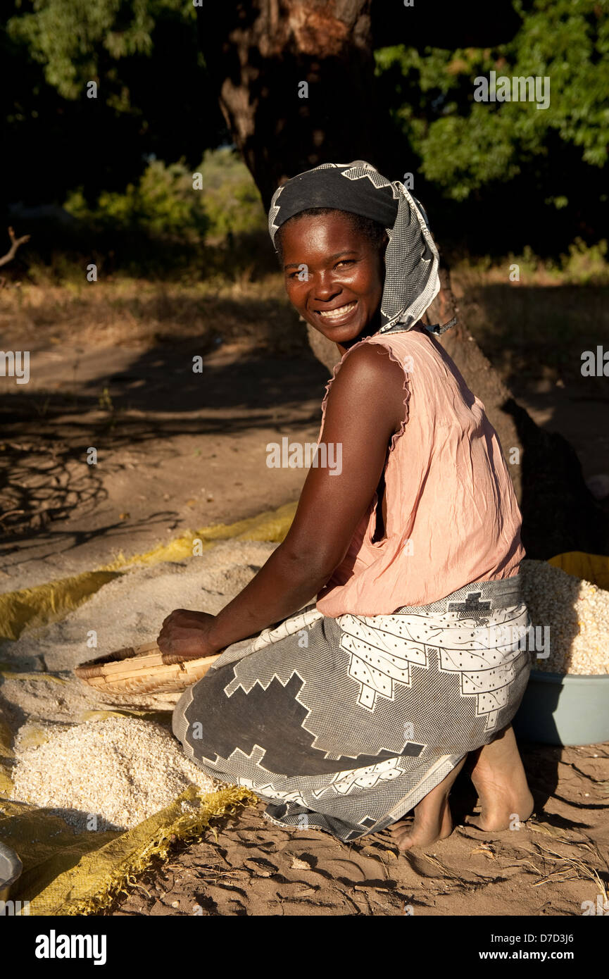 Meulage femme maïs, lac Niassa, Mozambique Banque D'Images