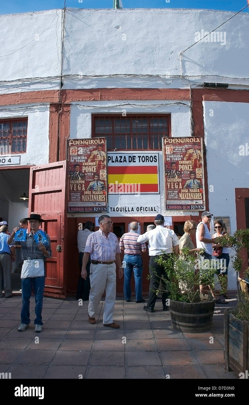 Vente de billets avant d'une corrida à l'arène de Fuengirola, Costa del Sol, Espagne. Banque D'Images