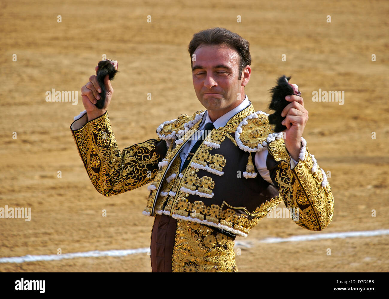 Matador Manuel Ponce attribué deux oreilles pendant une corrida à Fuengirola, Costa del Sol, Espagne. Banque D'Images