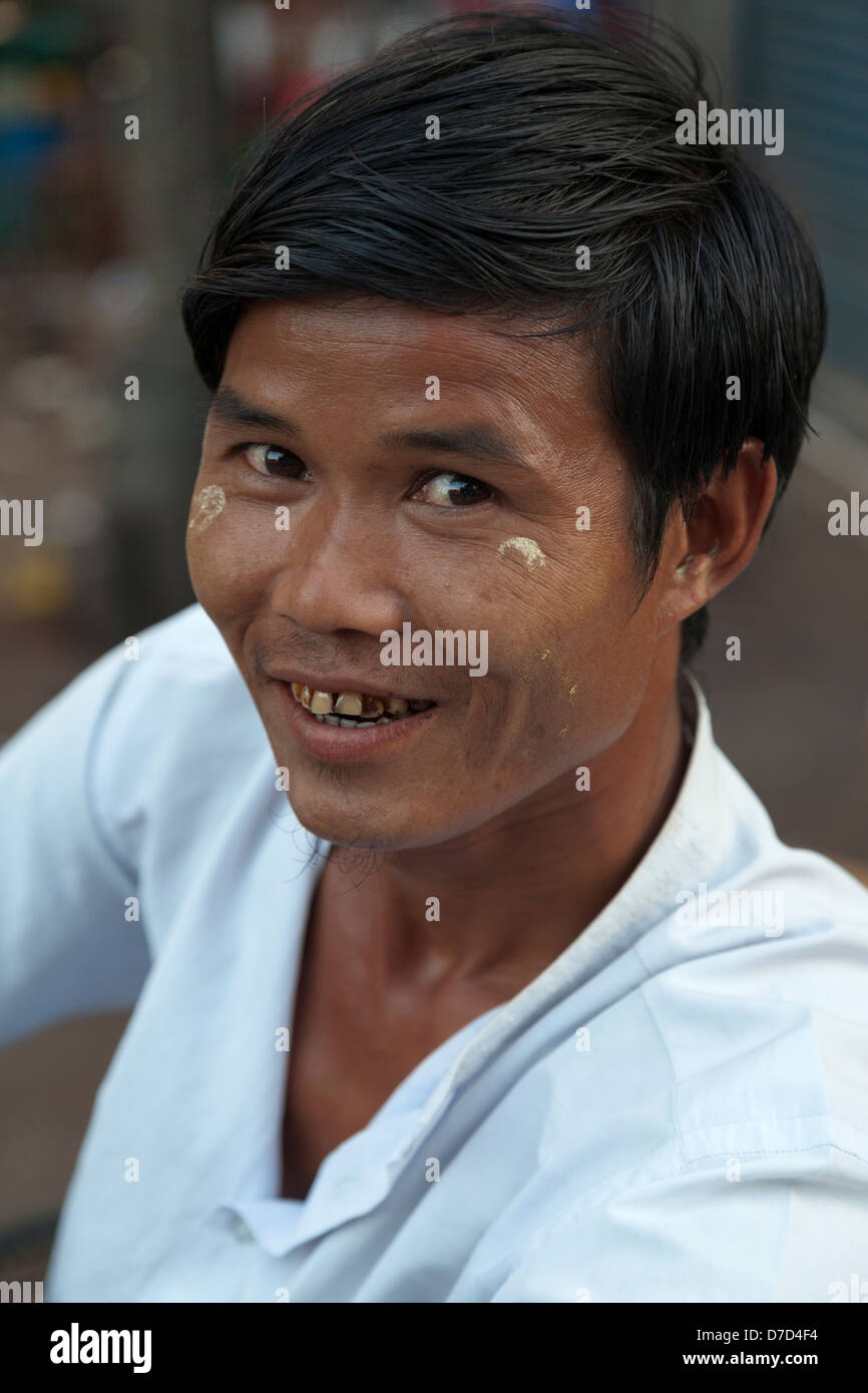 Laid-back rider trike pour voitures sur le marché indien, Yangon Myanmar 2 Banque D'Images