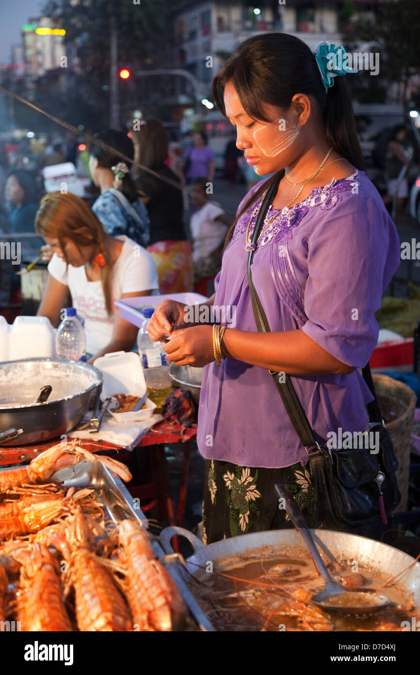 Blocage de la vente de fruits de mer de nuit sur le marché indien, Yangon Myanmar 2 Banque D'Images