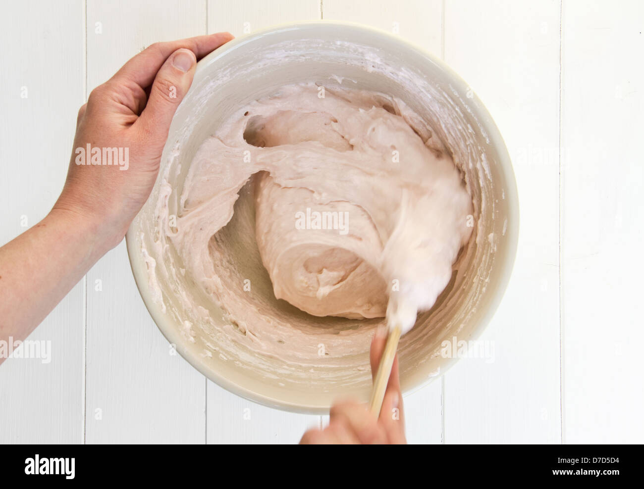 Au cours de l'étape de la fabrication de macaron français, d'amande et de sucre d'être plié dans le blancs d'œufs fouettés. Partie d'une série. Banque D'Images