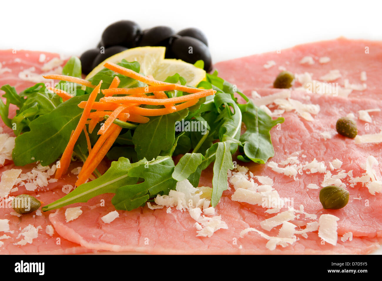 Carpaccio de viande blanche de fromage parmesan à fond blanc Banque D'Images