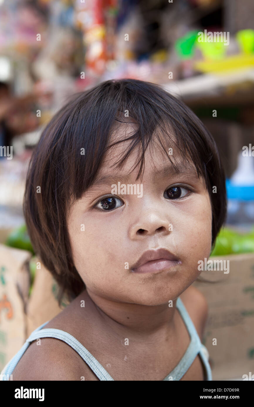 Enfants d'Asie à partir de la région appauvrie - portrait naturel par un marché local aux Philippines. Banque D'Images