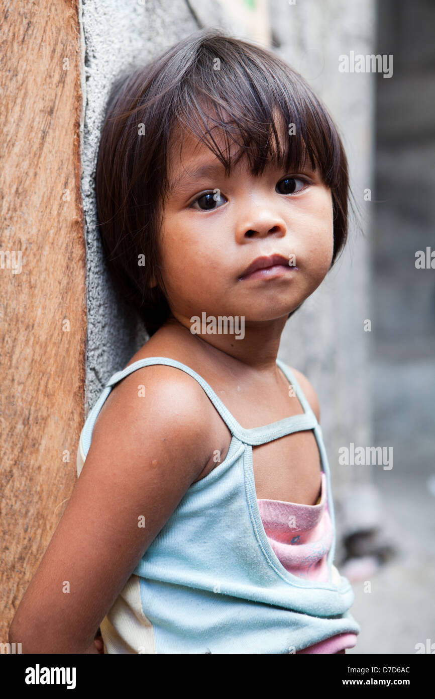Adorable jeune fille aux Philippines qui vivent dans la pauvreté Banque D'Images