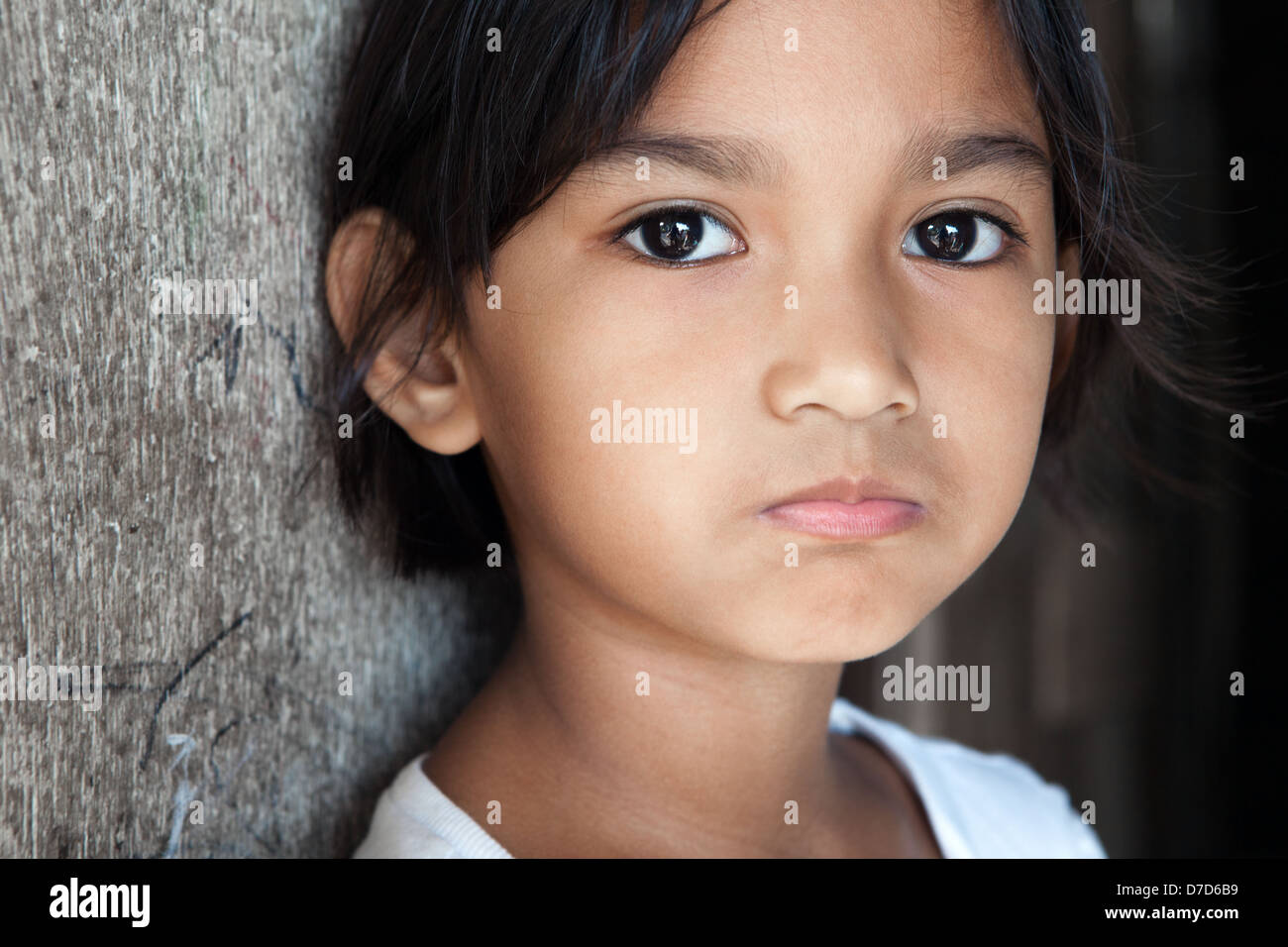 Cute Asian girl souffler ses joues aux Philippines Banque D'Images