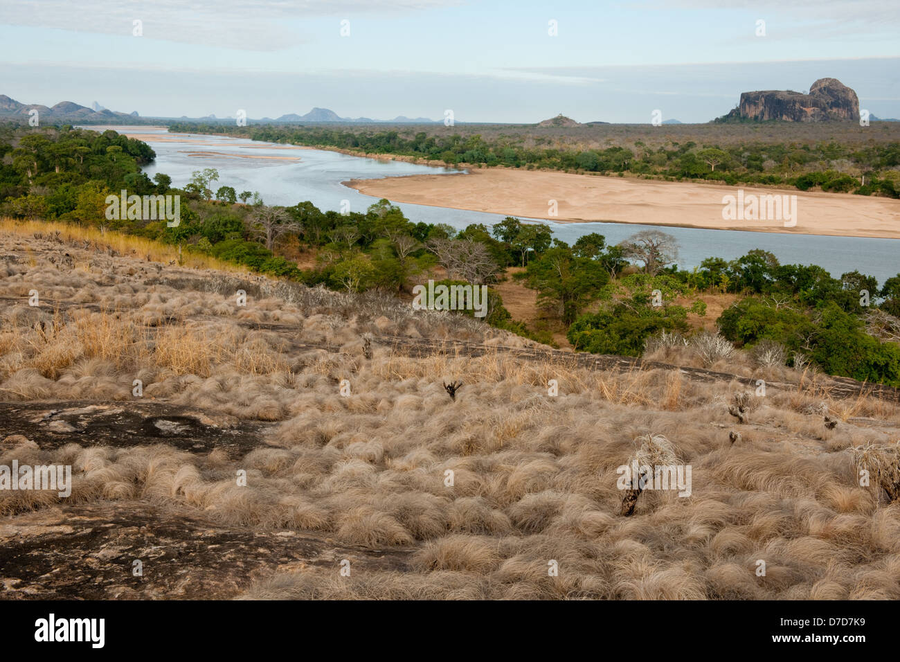 Vue sur la rivière Lugenda, Niassa Game Reserve, au Mozambique Banque D'Images