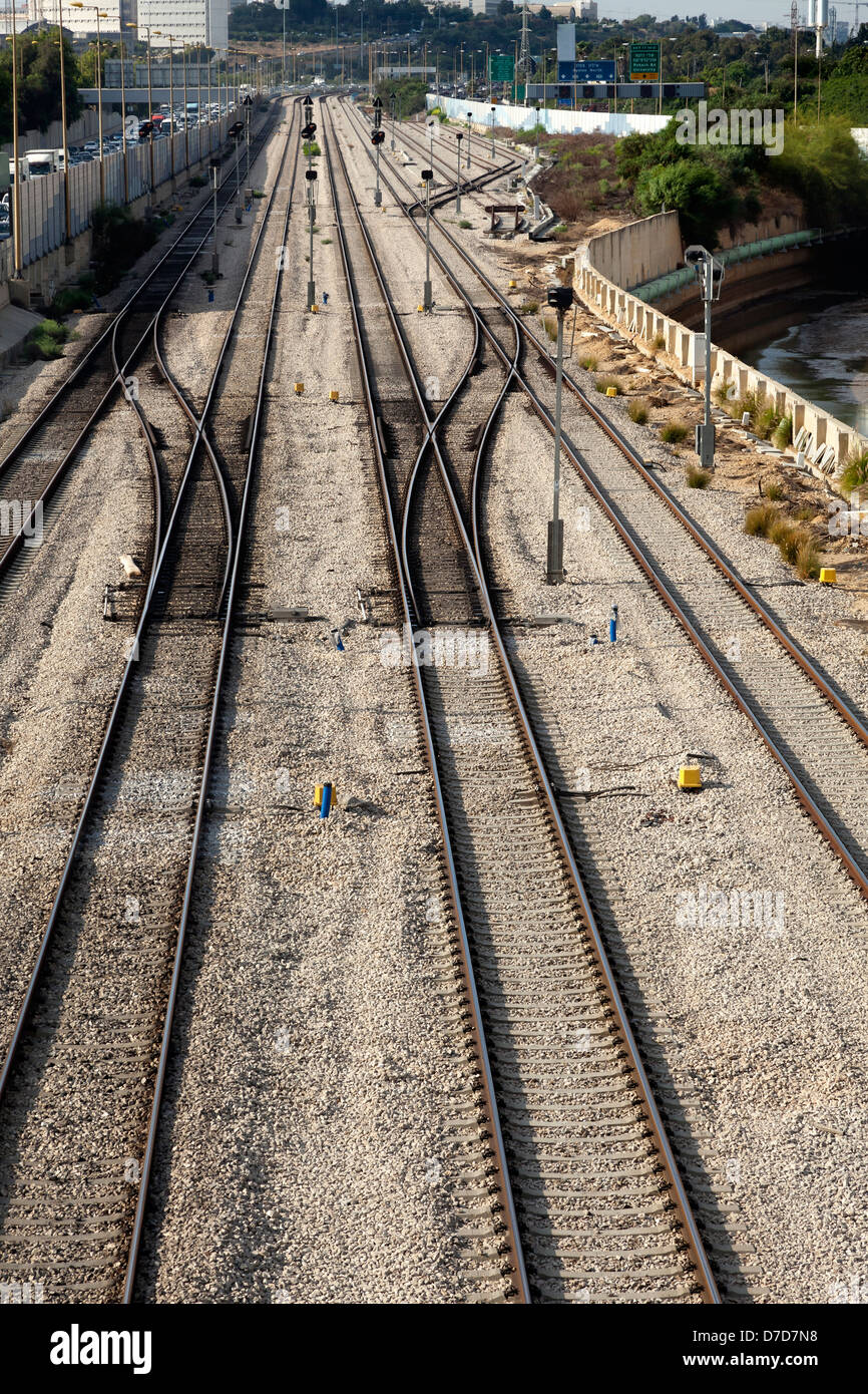 Voir à vide railroad entre la rivière Ayalon autoroute Ayalon de pointe de l'après-midi à l'heure de pointe, lorsque la route est bloqué les gens sur leurs voitures Banque D'Images