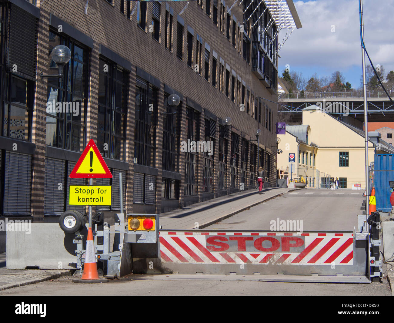Arrêter, barrière routière, fermé à la circulation pour des raisons de sécurité, les mesures de sécurité à l'extérieur d'un bâtiment de bureaux à Oslo Norvège Banque D'Images