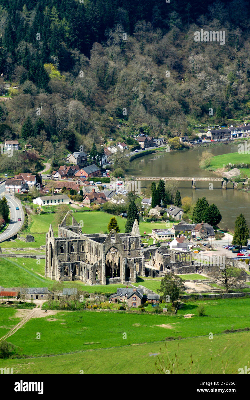 Abbaye de tintern et la vallée de la Wye à partir de la chaire devils chemin d'offas dyke vue gloucestershire, Angleterre Banque D'Images