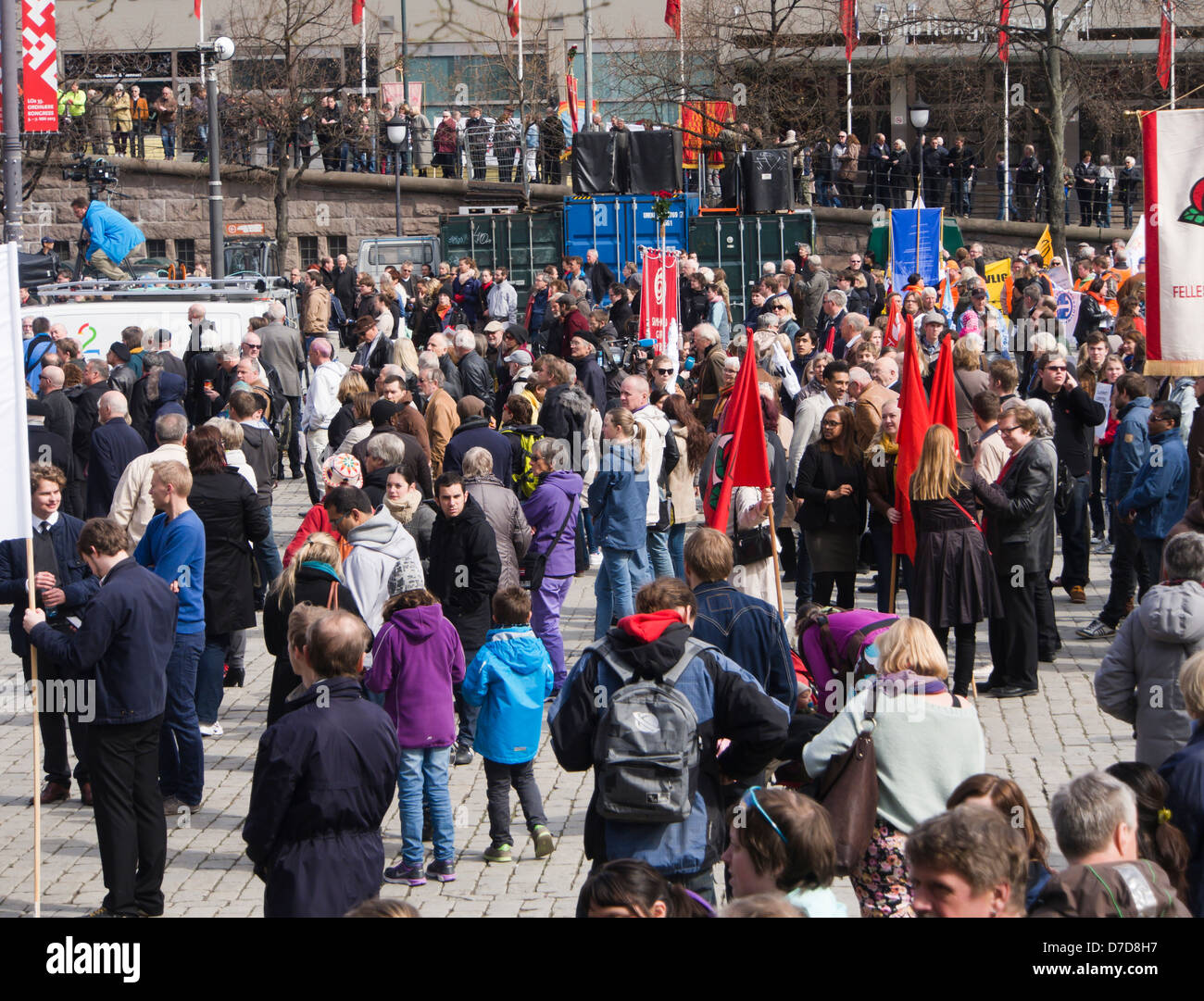 Le 1 mai 2013, les célébrations de la fête du travail à Oslo Norvège foule écouter les discours en Youngstorget Banque D'Images