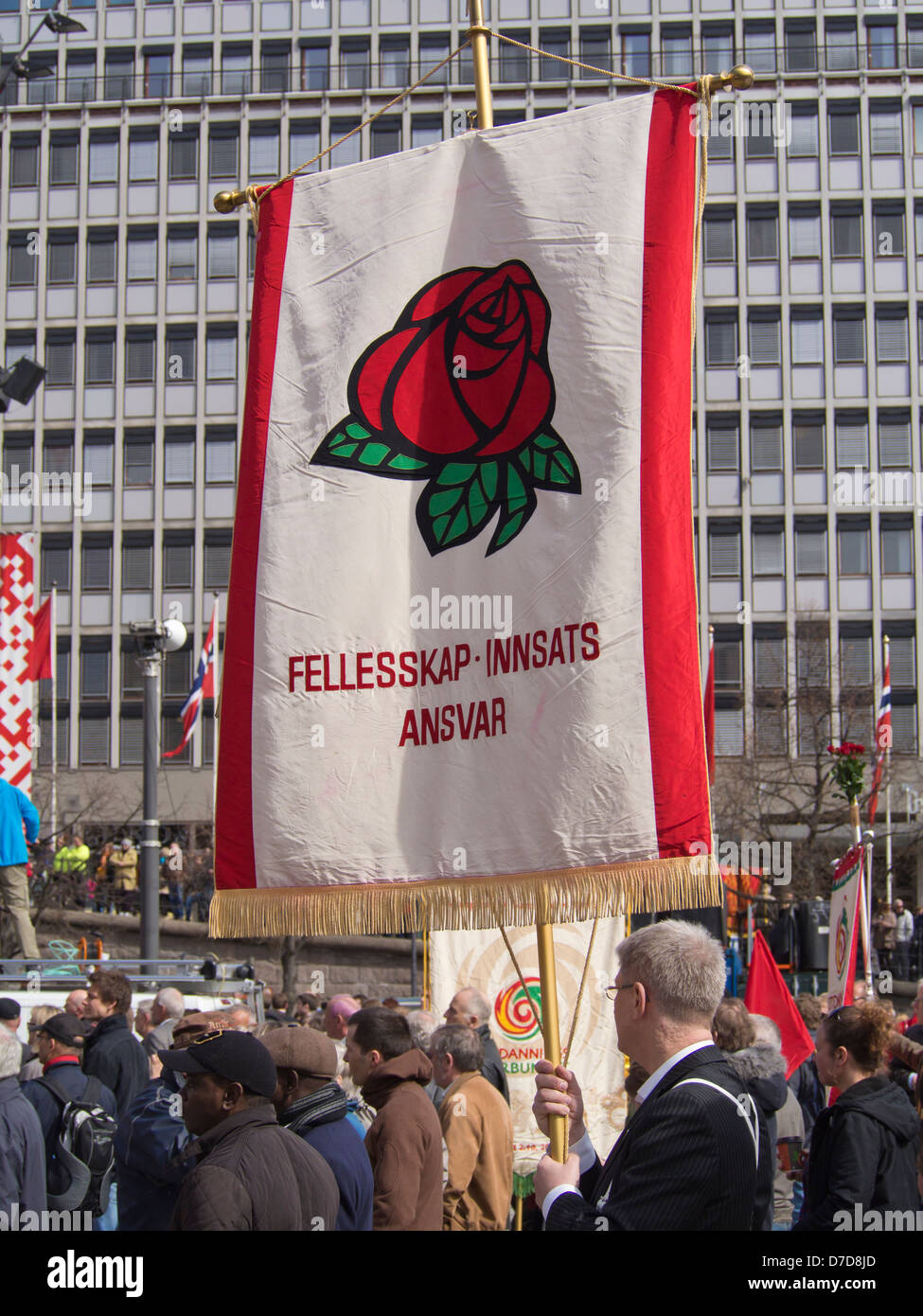 Le 1 mai 2013, les célébrations de la fête du travail à Oslo Norvège foule écouter les discours en Youngstorget Banque D'Images