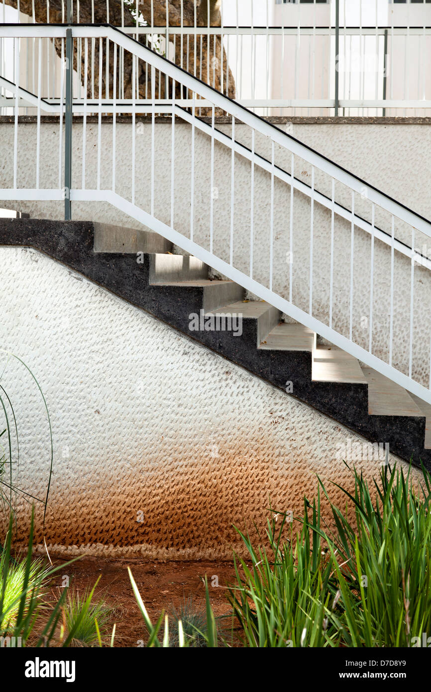 Vue latérale d'un escalier situé dans un patio, menant du balcon à la niveau du sol. Banque D'Images