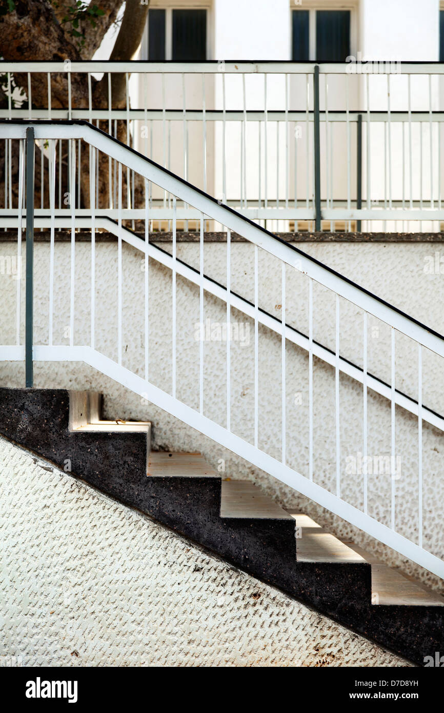 Vue latérale d'un escalier situé dans un patio, menant du balcon à la niveau du sol. Banque D'Images