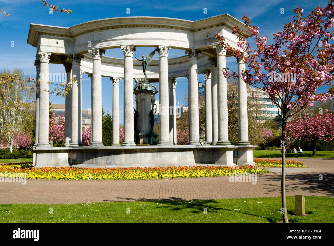 Monument commémoratif de guerre et tulipes Alexandra Gardens, Cathays Park, Cardiff, Pays de Galles. Banque D'Images