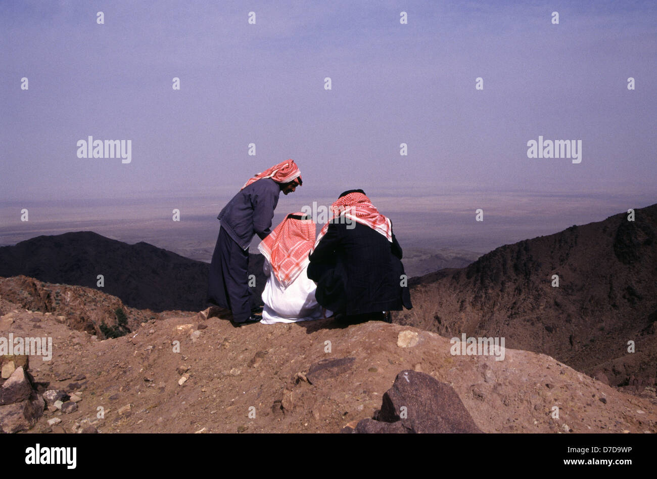 Les jordaniens hommes portant le keffieh ou kufiyain aussi connu comme ghutrah coiffure arabe traditionnelle dans le désert Jordanie Banque D'Images