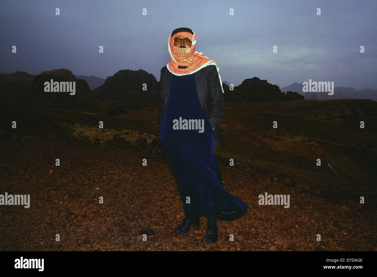 Un Jordanien portant un keffieh à carreaux blancs et rouges dans le Wadi Rum Jordanie Banque D'Images