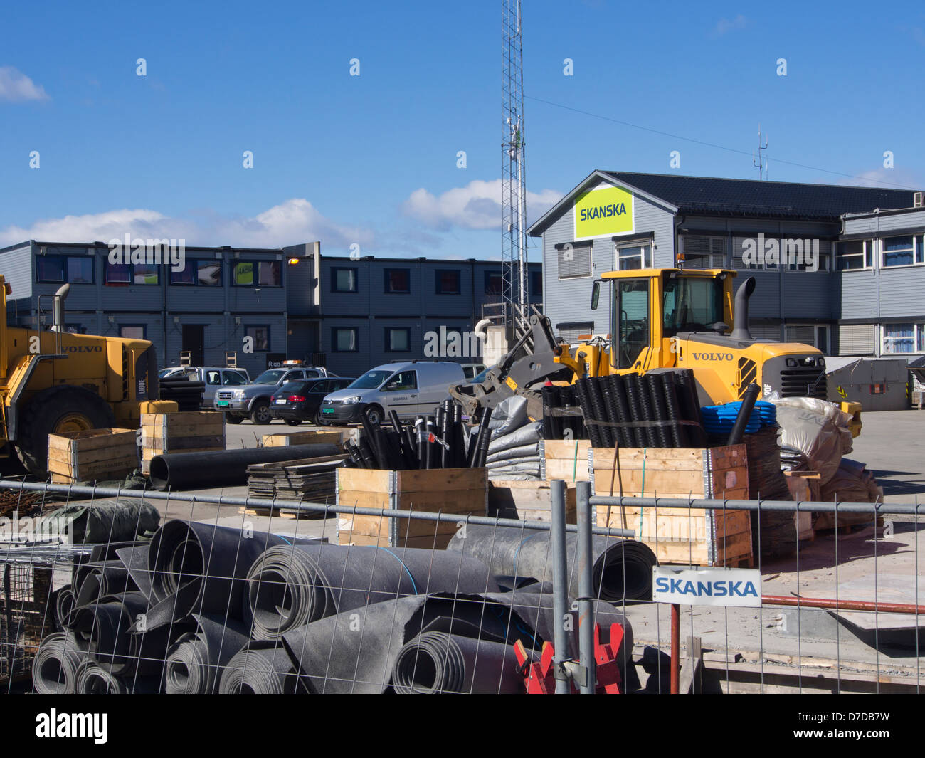 Site de construction de maisons, voitures et bâtiments des machines appartenant à l'entreprise Skanska, à Oslo en Norvège Banque D'Images