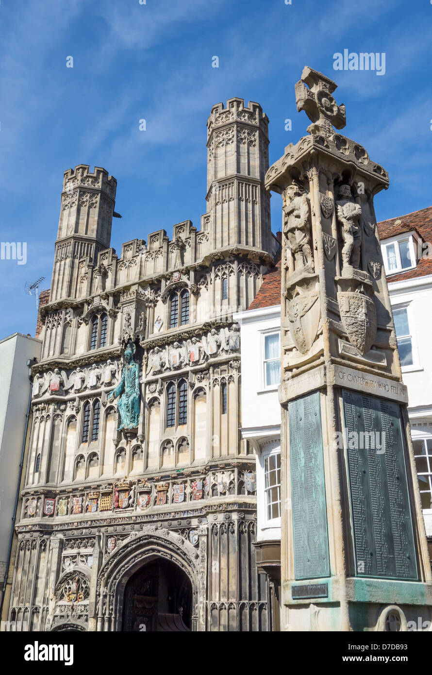 Le carré Buttermarket, War Memorial et Canterbury Cathedral Gate Banque D'Images