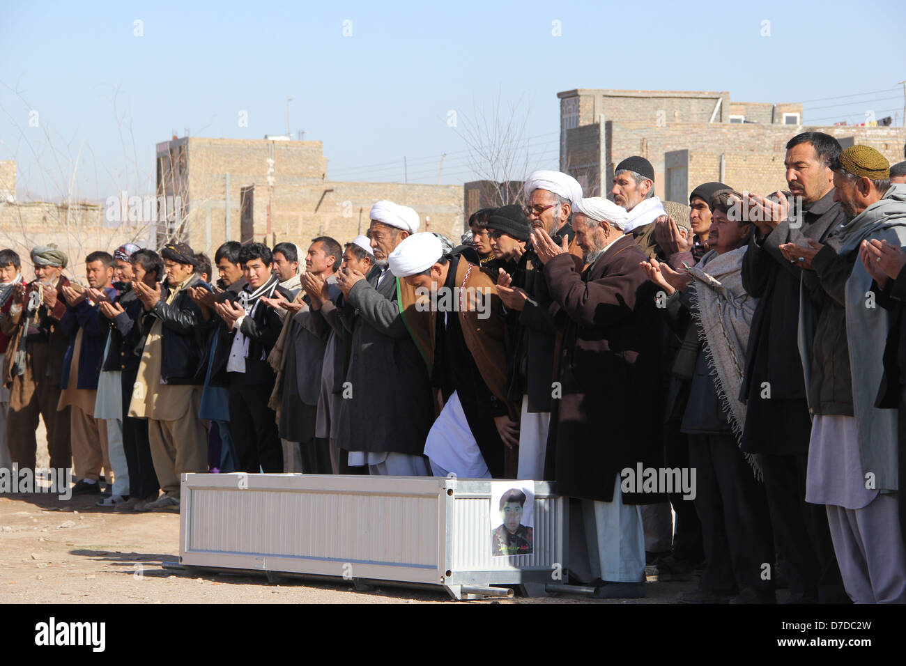 Les gens prient à l'ANA (Armée nationale afghane) funérailles du soldat Banque D'Images