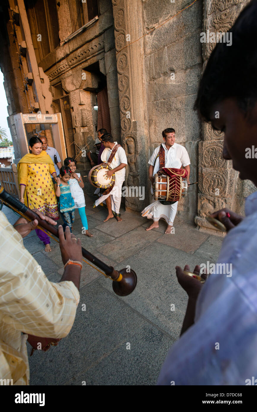 Temple Hindou musiciens jouent dans l'entrée du temple Chennakesava, Belur, près de Hassan à Karnataka, Inde Banque D'Images