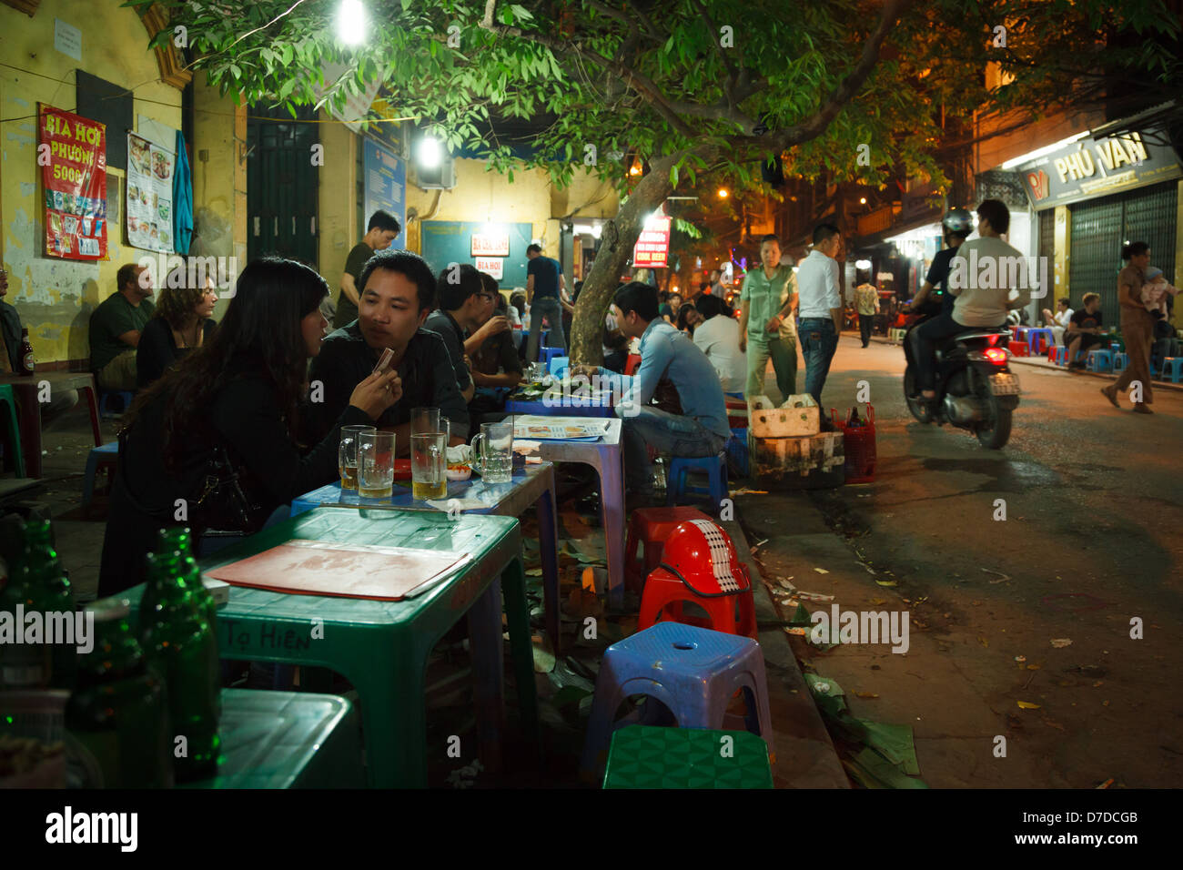 Les personnes bénéficiant de bia hơi (Bière) à une sortie de rue sur les rues du vieux quartier de Hanoi, Vietnam Banque D'Images