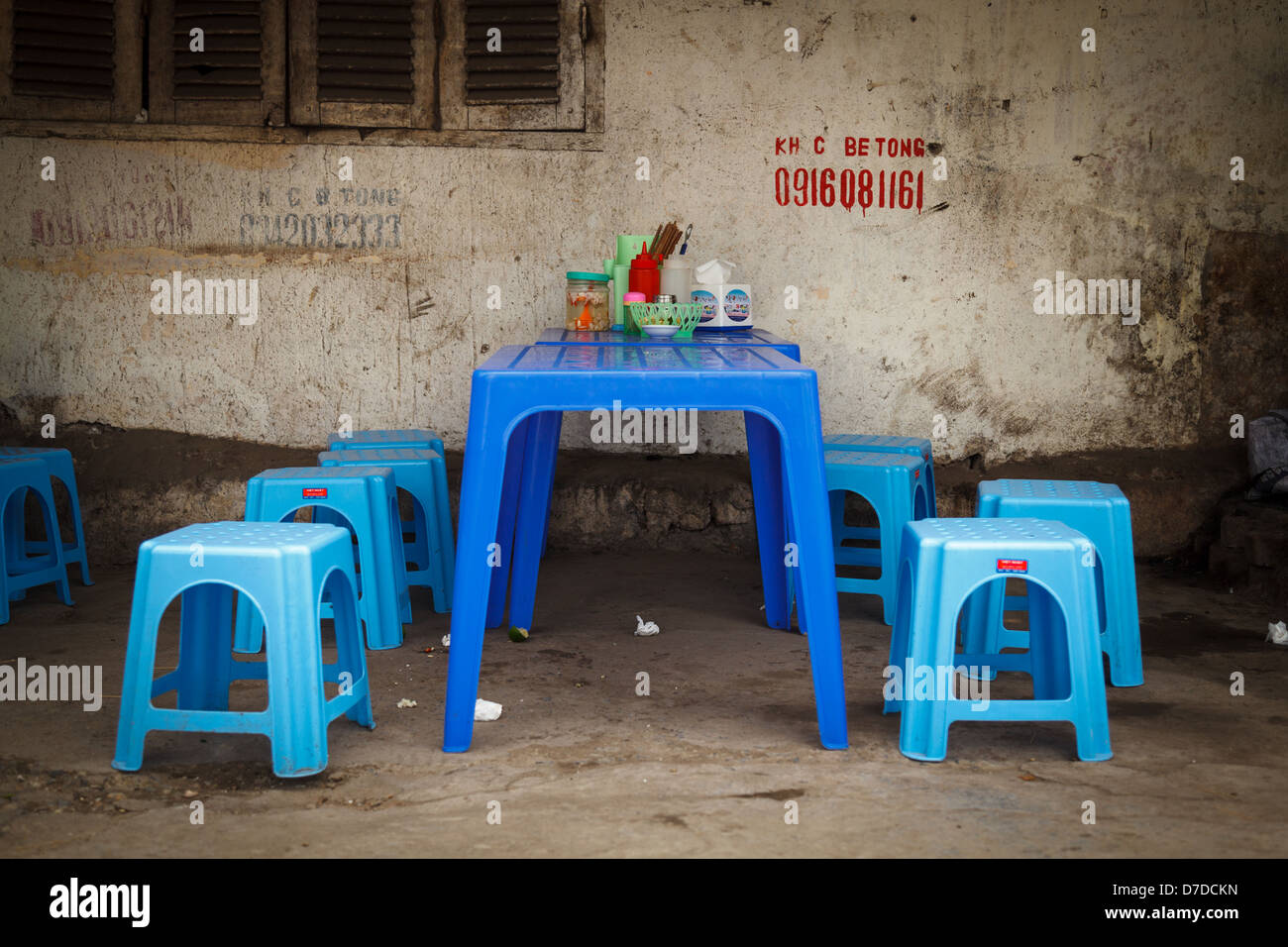 Petite table et chaises en plastique en vietnamien typique de vente des aliments de rue Banque D'Images