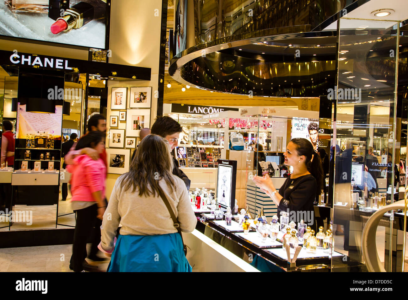 Femme de vente information produit donnant aux touristes dans le Galeries Lafayette Paris France Photo Stock Alamy