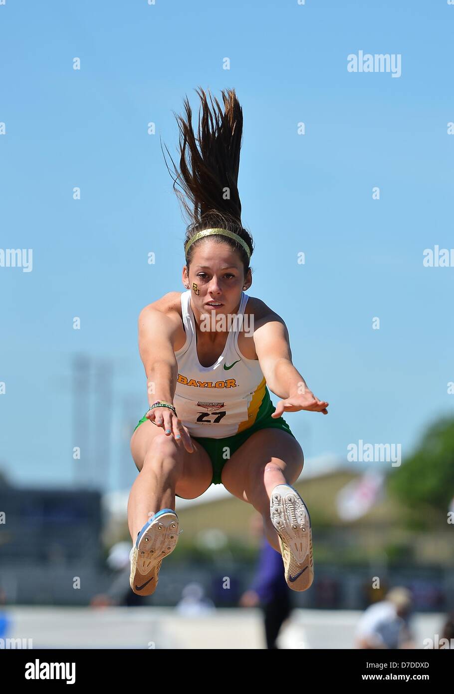 4 mai 2013 - Waco, TX, États-Unis - 04 mai 2013 Jenna Pfeiffer rivalise en saut en longueur lors de grands 12 d'Athlétisme en plein air au complexe d'athlétisme de Hart-Patterson à Waco, au Texas. Banque D'Images