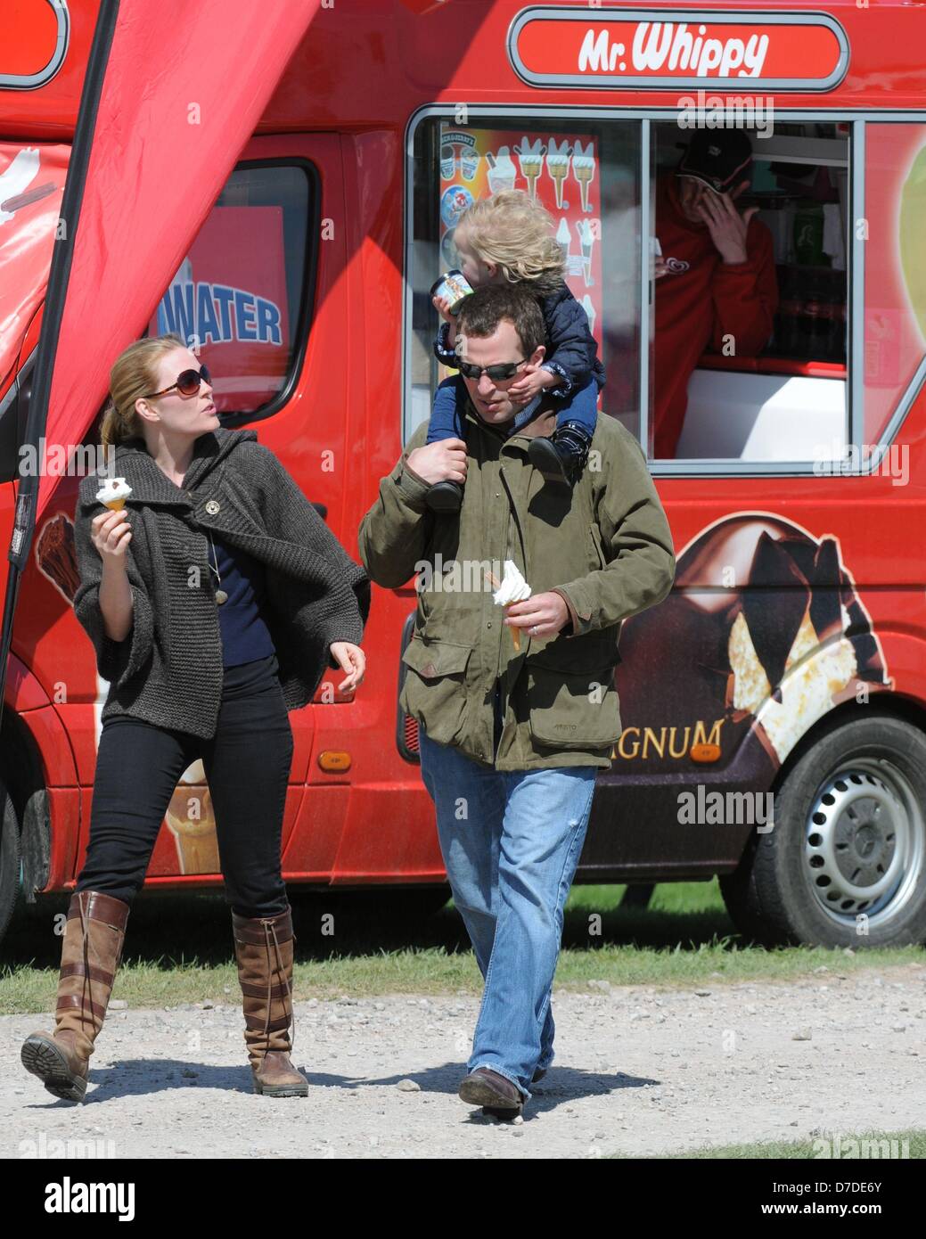 Badminton, UK. 4e mai 2013. Peter Phillips, Phillips l'automne et sa fille Savannah bénéficiant d'un Mr Whippy La crème glacée après avoir vu sa sœur Zara Phillips concurrentes dans la phase de dressage du 2013 Mitsubishi Motors Badminton Horse Trials. Credit : Jonathan Clarke / Alamy Live News Banque D'Images