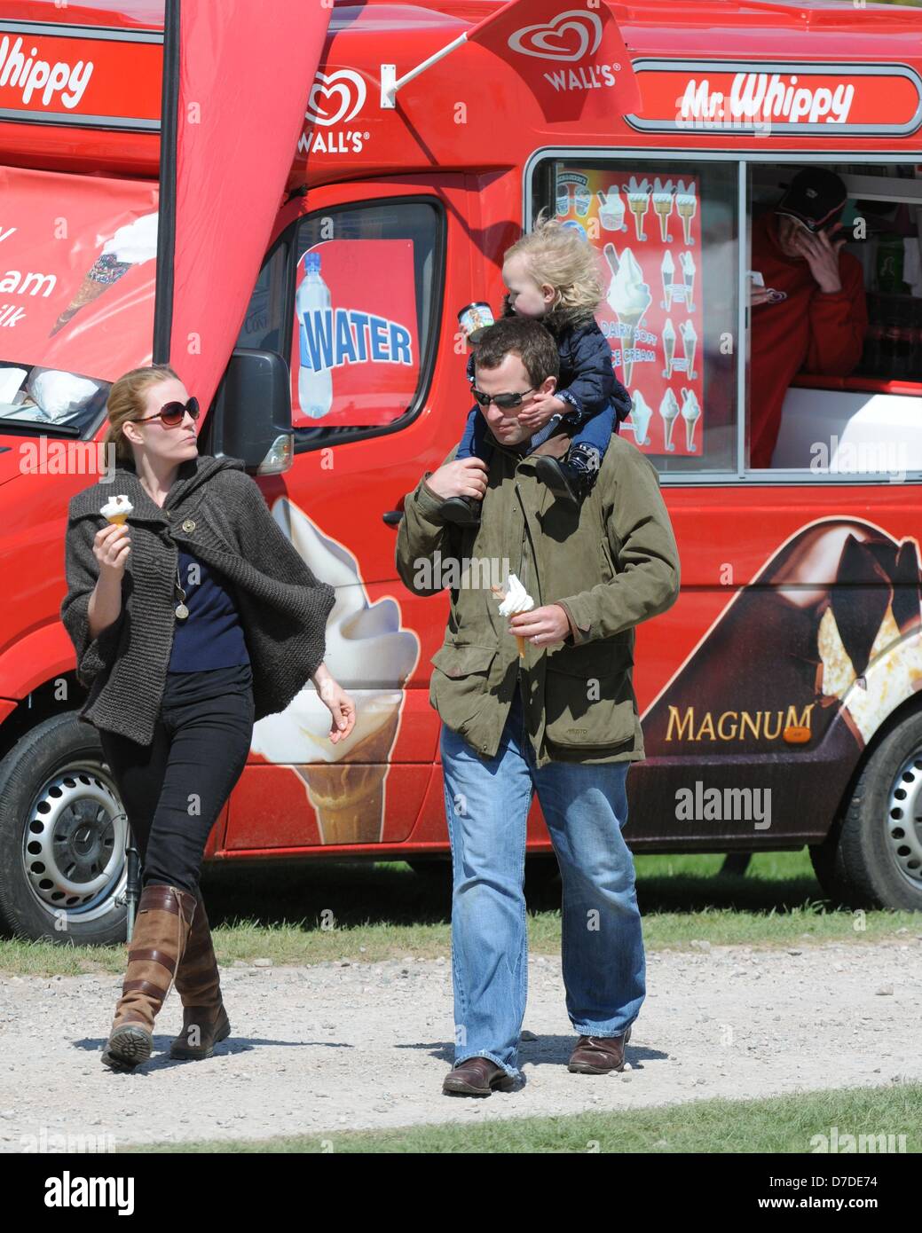 Badminton, UK. 4e mai 2013. Peter Phillips, Phillips l'automne et sa fille Savannah bénéficiant d'un Mr Whippy La crème glacée après avoir vu sa sœur Zara Phillips concurrentes dans la phase de dressage du 2013 Mitsubishi Motors Badminton Horse Trials. Credit : Jonathan Clarke / Alamy Live News Banque D'Images