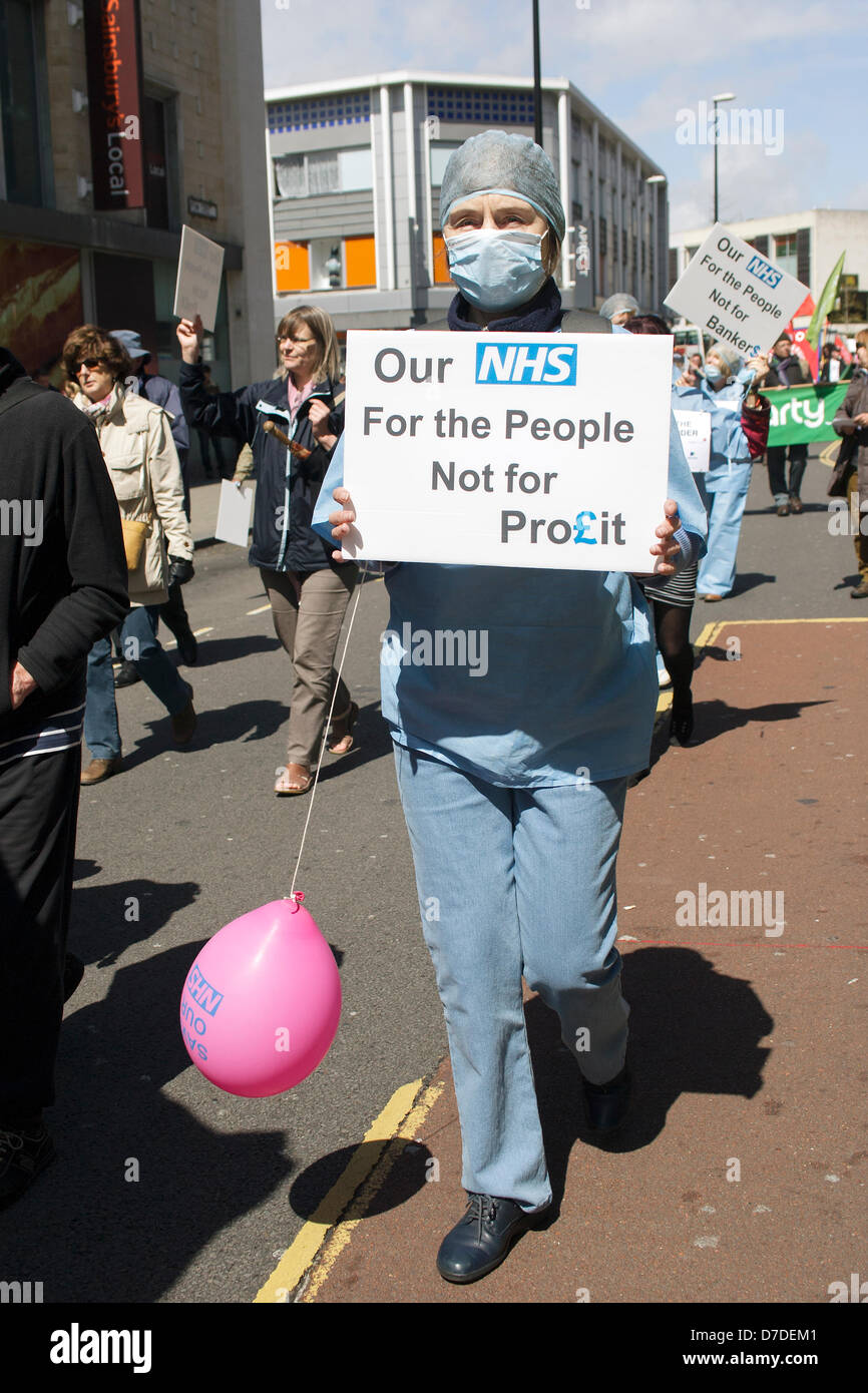 Bristol, Royaume-Uni,Mai 4th,2013. Un manifestant est photographié habillés en vêtements médicaux qu'il proteste contre le projet de privatisation de la NHS. Credit : lynchpics / Alamy Live News Banque D'Images