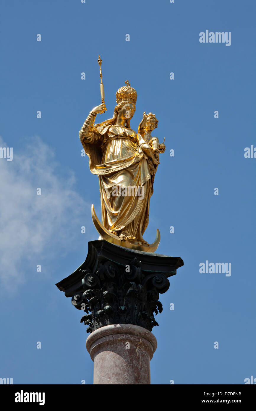 Allemagne, Munich, la Marienplatz, la Vierge Marie au sommet de la Mariensäule Banque D'Images