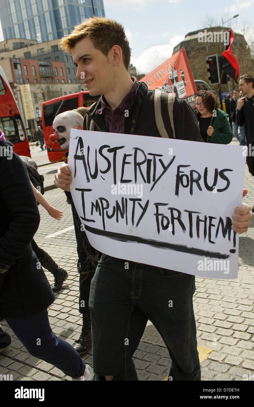 Bristol, Royaume-Uni,Mai 4th,2013. Un manifestant portant une plaque-étiquette est photographié en prenant part à un meeting de protestation contre les coupures du gouvernement. Credit : lynchpics / Alamy Live News Banque D'Images