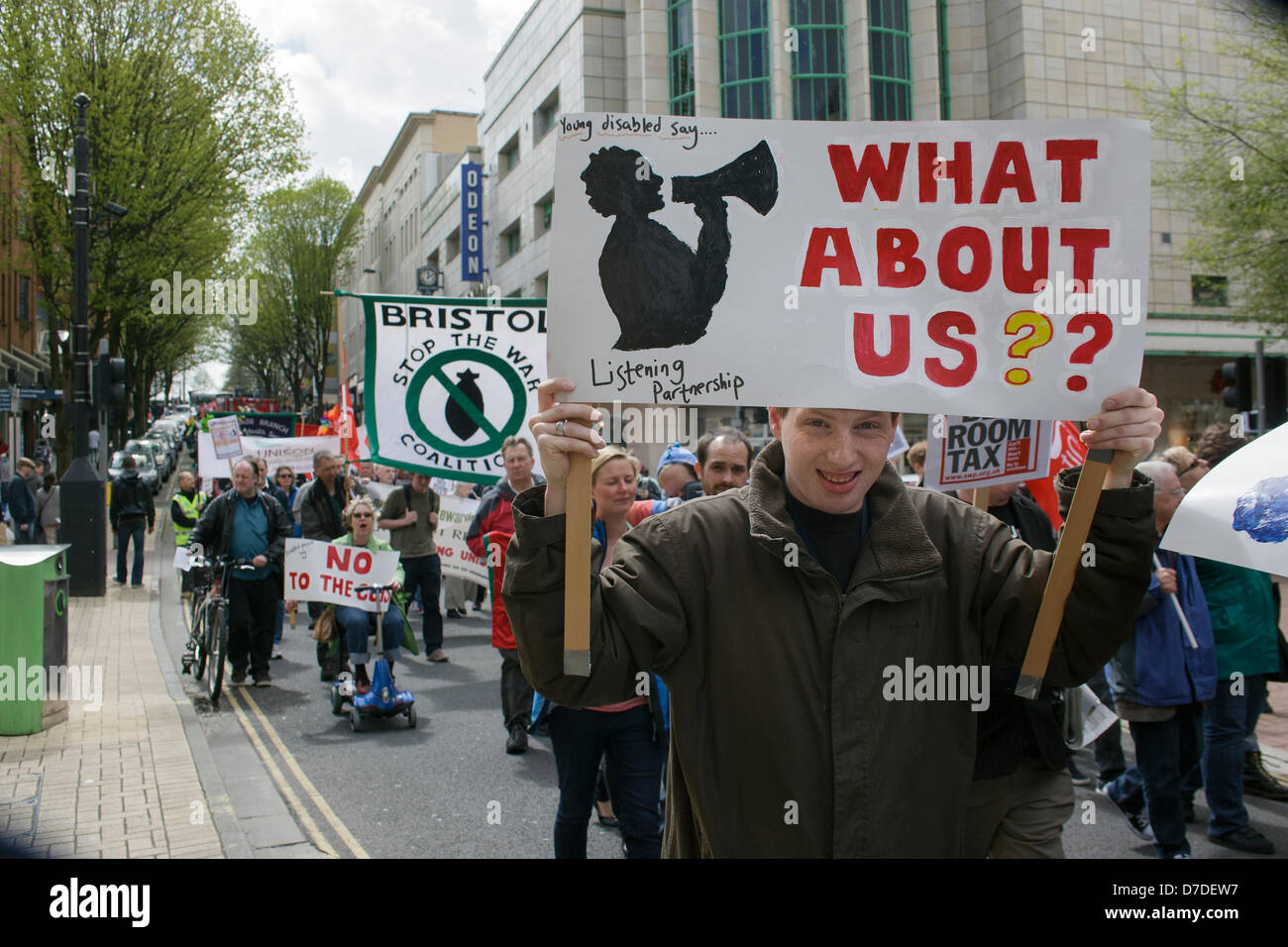 Bristol, Royaume-Uni,Mai 4th,2013. Un manifestant portant une plaque-étiquette est photographié en prenant part à une marche de protestation contre les coupures du gouvernement. Credit : lynchpics / Alamy Live News Banque D'Images