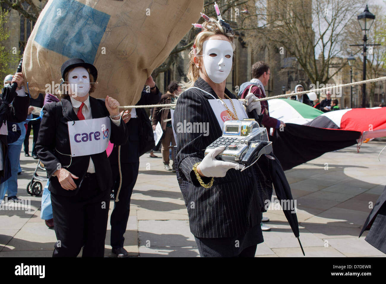 Bristol, Royaume-Uni,Mai 4th,2013. Les manifestants portant un masque blanc et portant une caisse enregistreuse protester contre le projet de privatisation de la NHS. Credit : lynchpics / Alamy Live News Banque D'Images