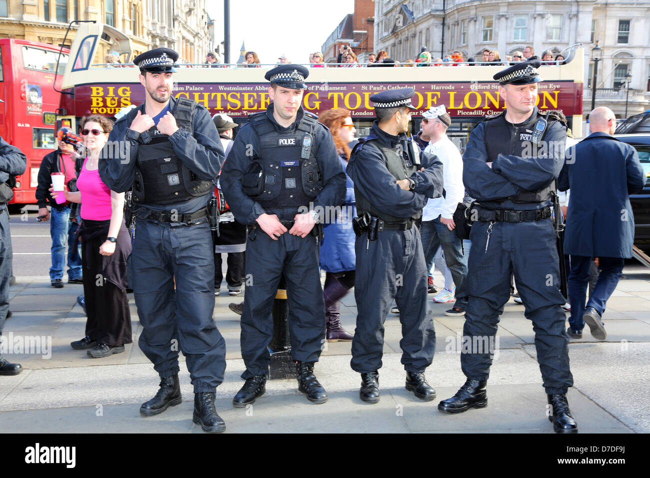 Londres, Royaume-Uni. 4e mai 2013. La police au Royaume-Uni anonyme manifestation anti-austérité, Londres, Angleterre. Crédit : Paul Brown / Alamy Live News Banque D'Images