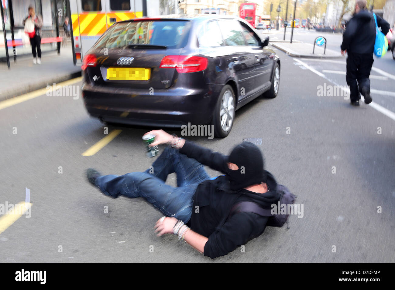 Londres, Royaume-Uni. 4e mai 2013. Les manifestants presque écrasé par un conducteur s'opposer à eux assis dans la rue au Royaume-Uni anonyme manifestation anti-austérité, Londres, Angleterre. Crédit : Paul Brown / Alamy Live News Banque D'Images
