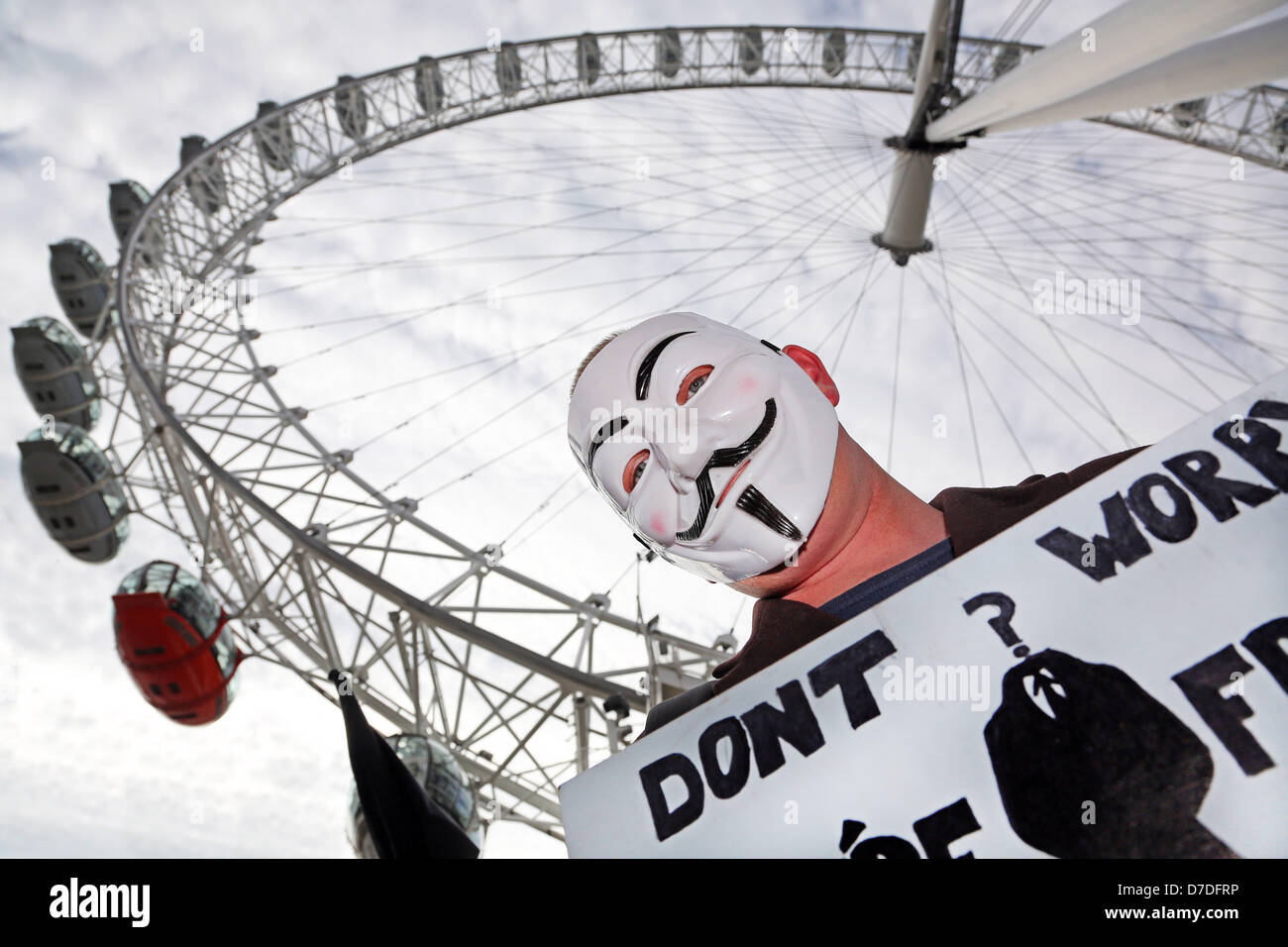 Londres, Royaume-Uni. 4e mai 2013. Manifestant portant un masque à l'avant des objectifs du Millénaire pour le London Eye au Royaume-Uni anonyme manifestation anti-austérité, Londres, Angleterre. Crédit : Paul Brown / Alamy Live News Banque D'Images