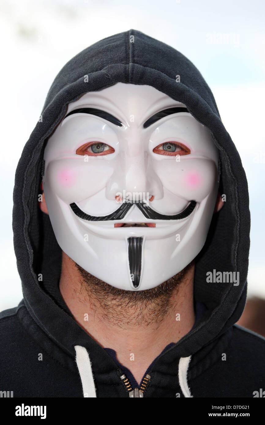 Londres, Royaume-Uni. 4e mai 2013. Protestataire wearing mask au Royaume-Uni anonyme manifestation anti-austérité, Londres, Angleterre. Crédit : Paul Brown / Alamy Live News Banque D'Images