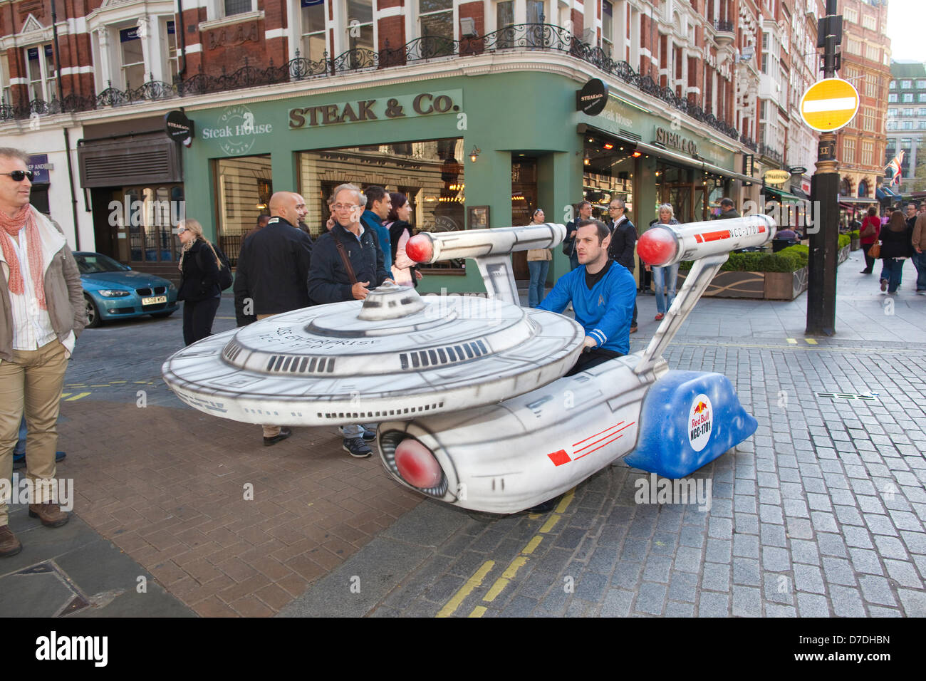 Londres, Royaume-Uni. 2e mai 2013. Ventilateur Trekkie ultime Rob Wixey de Ealing, London, arrive à Star Trek dans l'Obscurité première avec son soapbox maison Starship dont il sera à la course Red Bull Soapbox Race à Alexandra Palace le dimanche 14 juillet. © Westpix.co.uk / Alamy Live News Banque D'Images