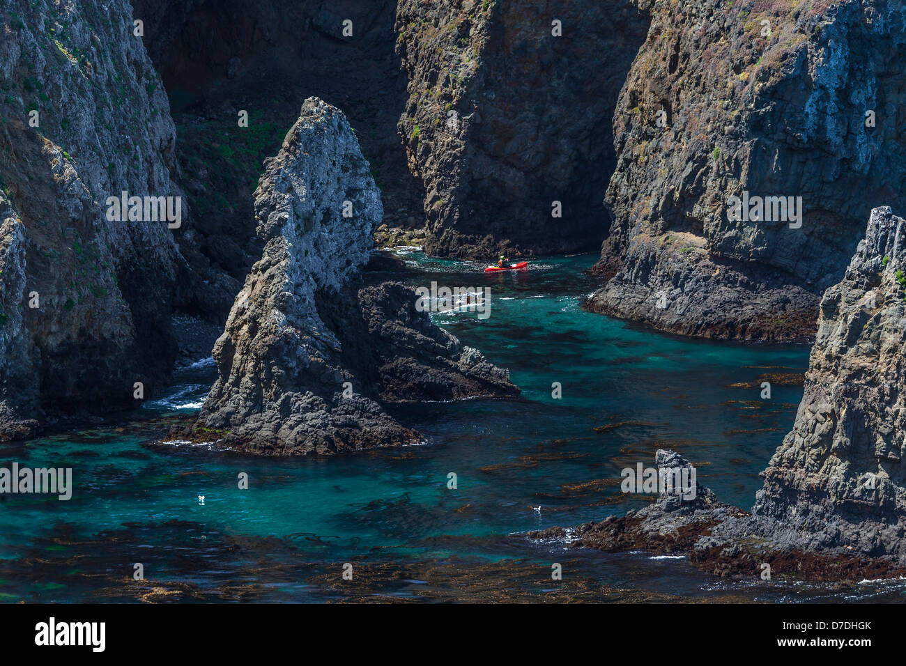 Le kayak de mer dans la région de Cathedral Cove vue depuis un point élevé sur l'île East Anacapa, Channel Islands National Park, California, USA Banque D'Images