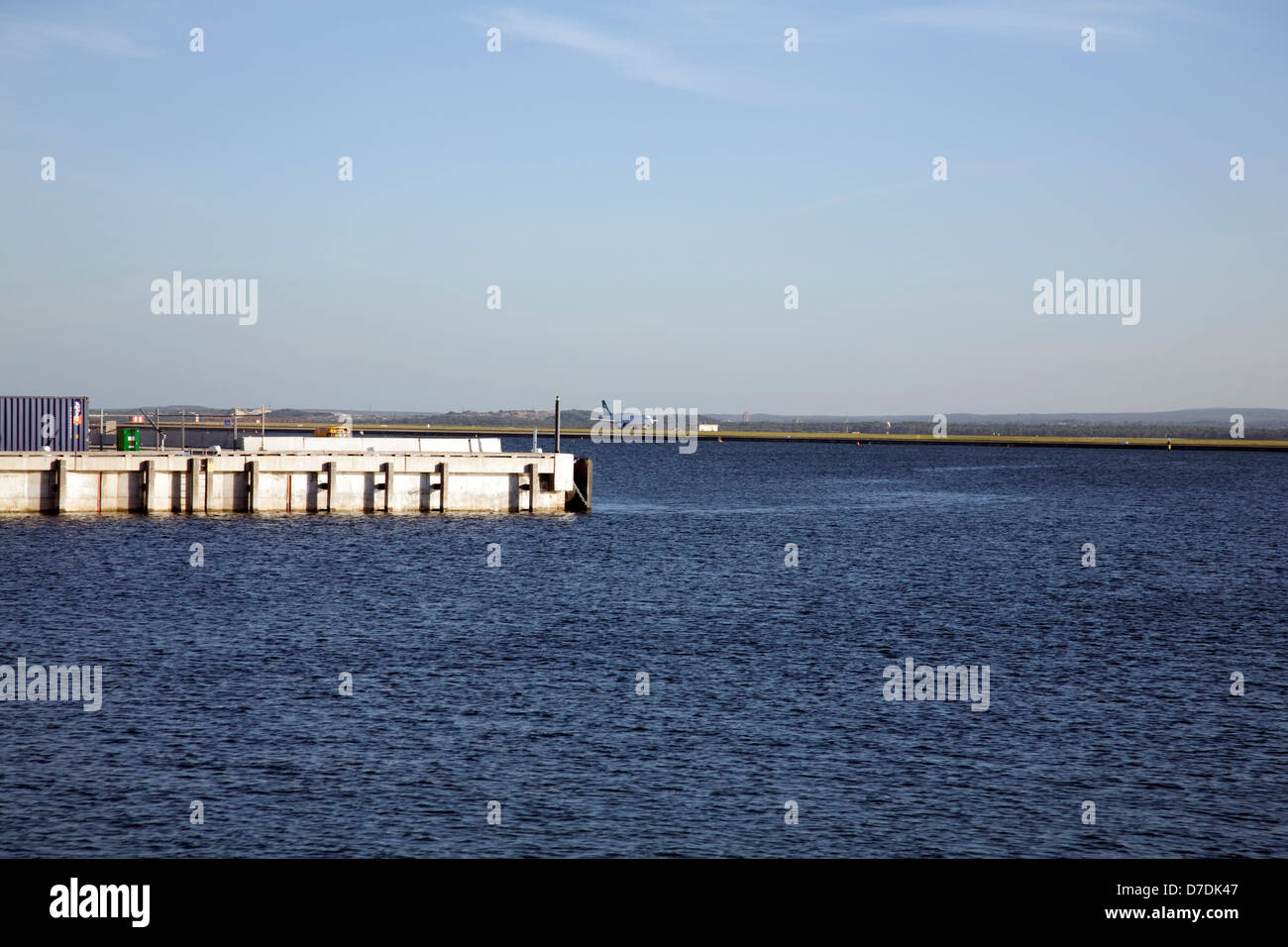 L'atterrissage de l'avion sur la piste de l'aéroport de Sydney Banque D'Images