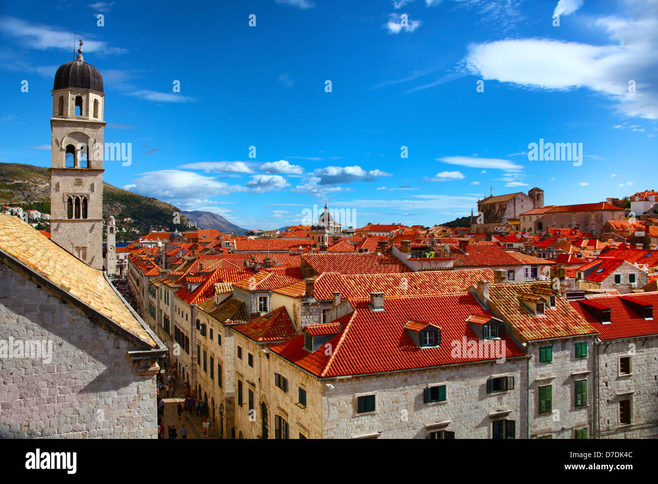 Vue sur la rue principale de Dubrovnik et toits de tuiles rouges classic city Banque D'Images