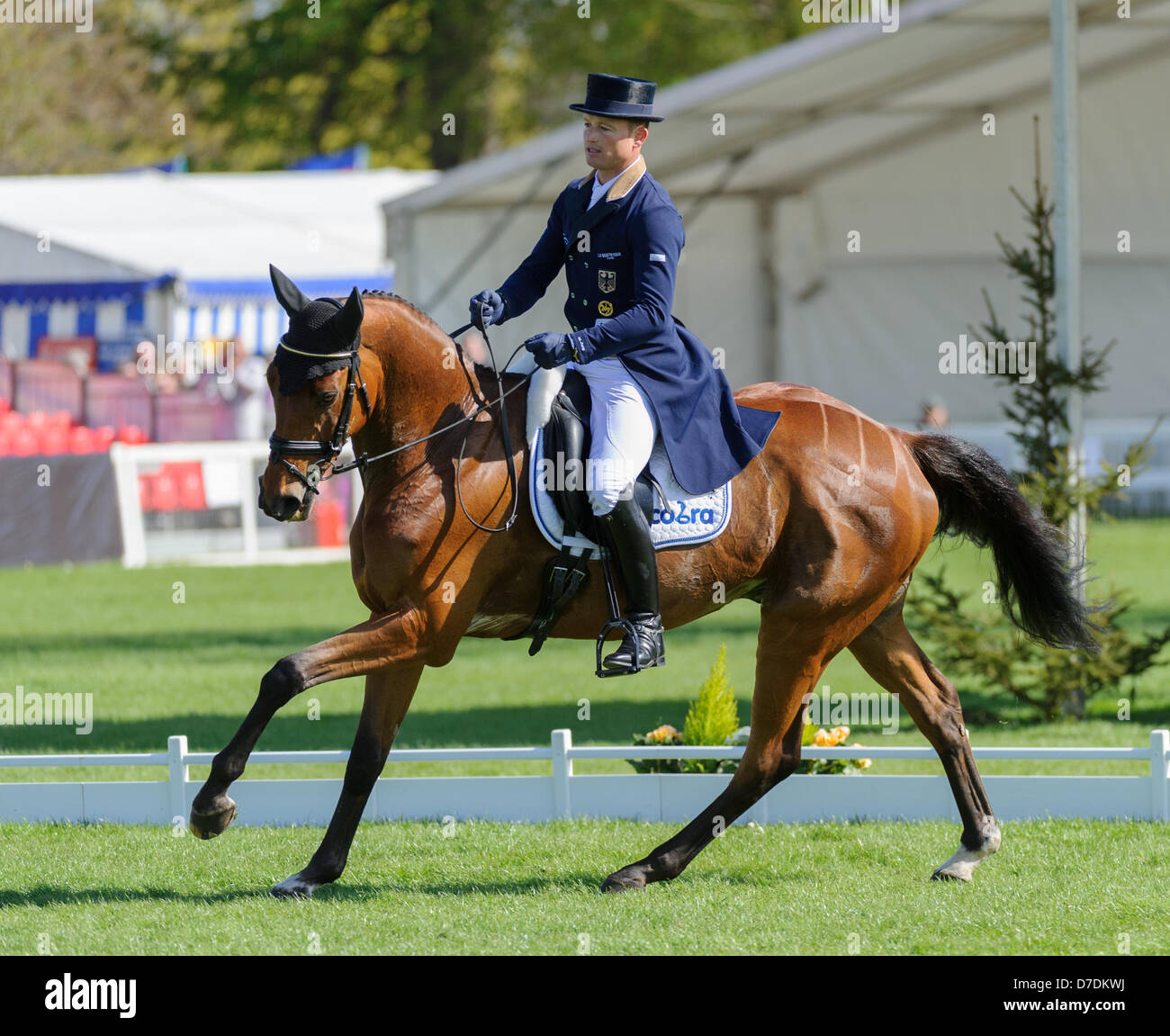 Badminton, UK. 4 mai, 2013. Champion du monde et d'Europe Michael Jung de l'Allemagne et son cheval LA BIOSTHETIQUE SAM - FRW en tête après la phase de dressage de la Mitsubishi Motors Badminton Horse Trials, Samedi 4 Mai 2013 Banque D'Images