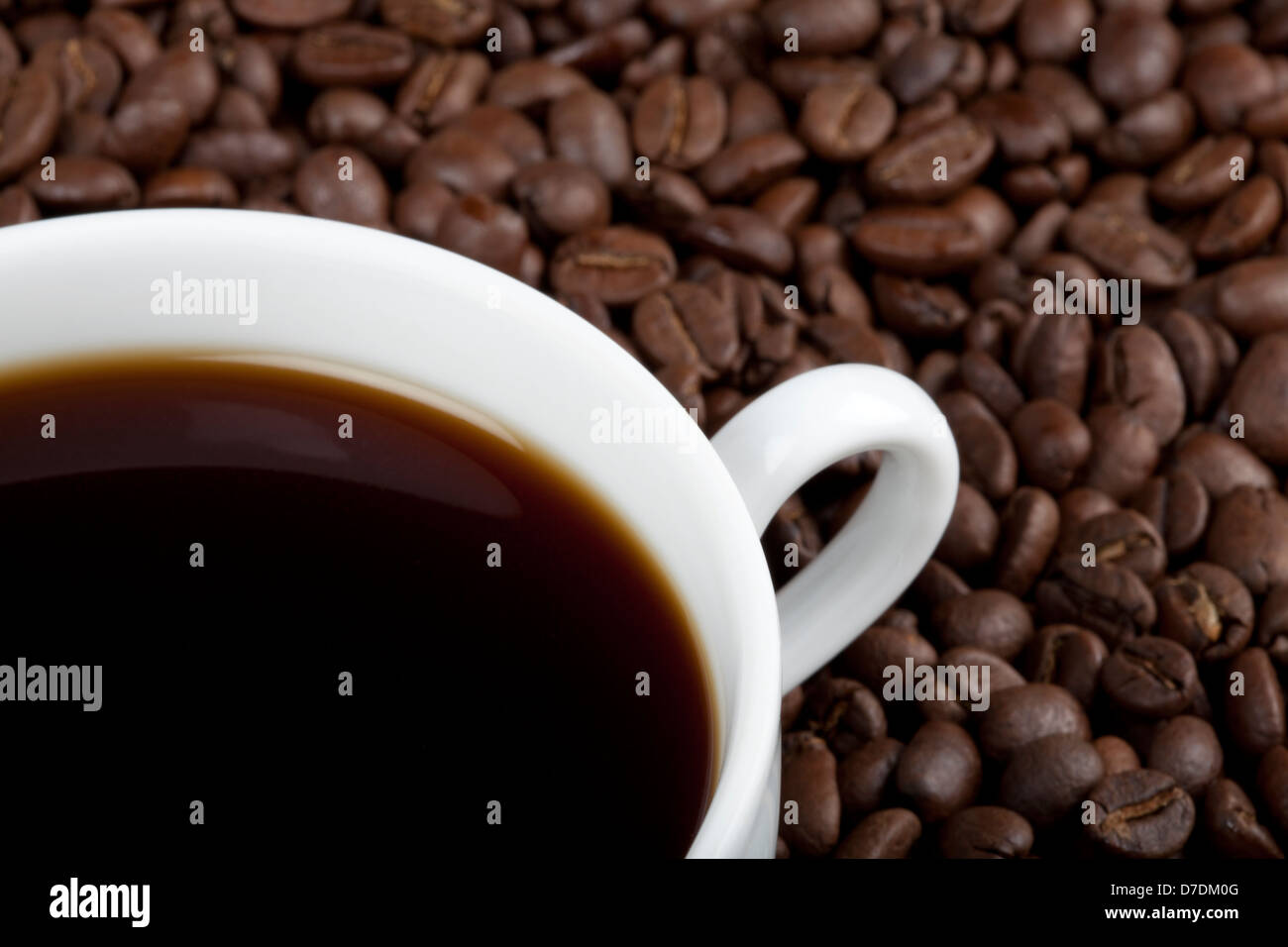 Une tasse de café sur les grains de café Banque D'Images