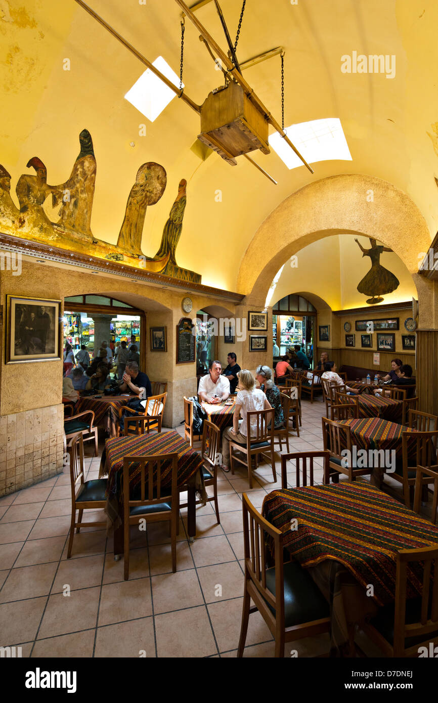 Istanbul, Turquie - 8 juin 2012 : Les gens se reposer et avoir le café turc dans Kahvehanesi historique Sark (CAFE) Banque D'Images