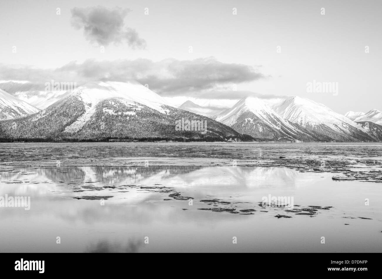 Réflexions Turnagain Arm en noir et blanc Banque D'Images