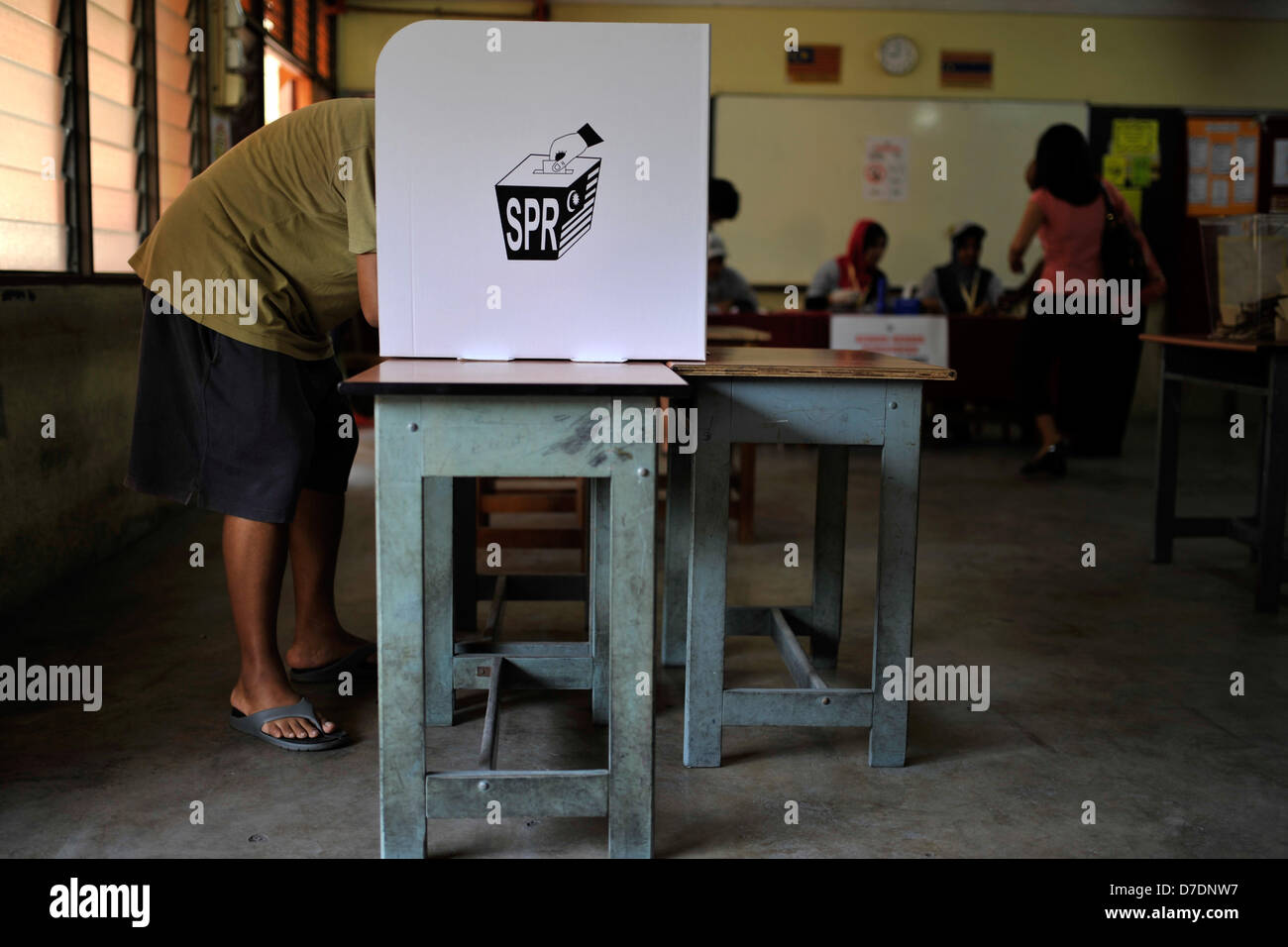 Kuala Lumpur, Malaisie. 5 mai, 2013. Un électeur de Malaisie marque son bulletin de vote à un bureau de scrutin à Kuala Lumpur. Les Malaisiens ont voté le 5 mai lors d'élections législatives dans ce qui pourrait être l'essai le plus difficile de la coalition au pouvoir a 56 ans au pouvoir en Asie du sud-est est la troisième plus grande économie mondiale. (Crédit : Crédit : Image Najjua ZUMAPRESS.com/Alamy Zulkefli/Live News) Banque D'Images